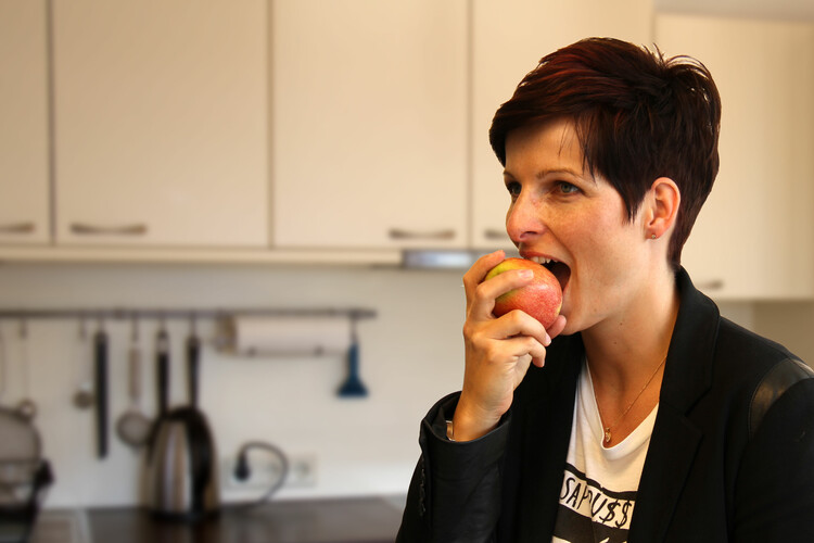 Kurzhaarige Frau beißt in Apfel | © Land schafft Leben