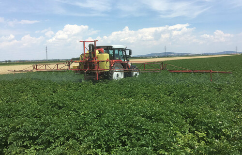 Traktor sprüht Pflanzenschutz auf Kartoffelfeld | © Land schafft Leben
