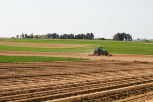 Traktor fährt auf Kartoffelfeld | © Land schafft Leben