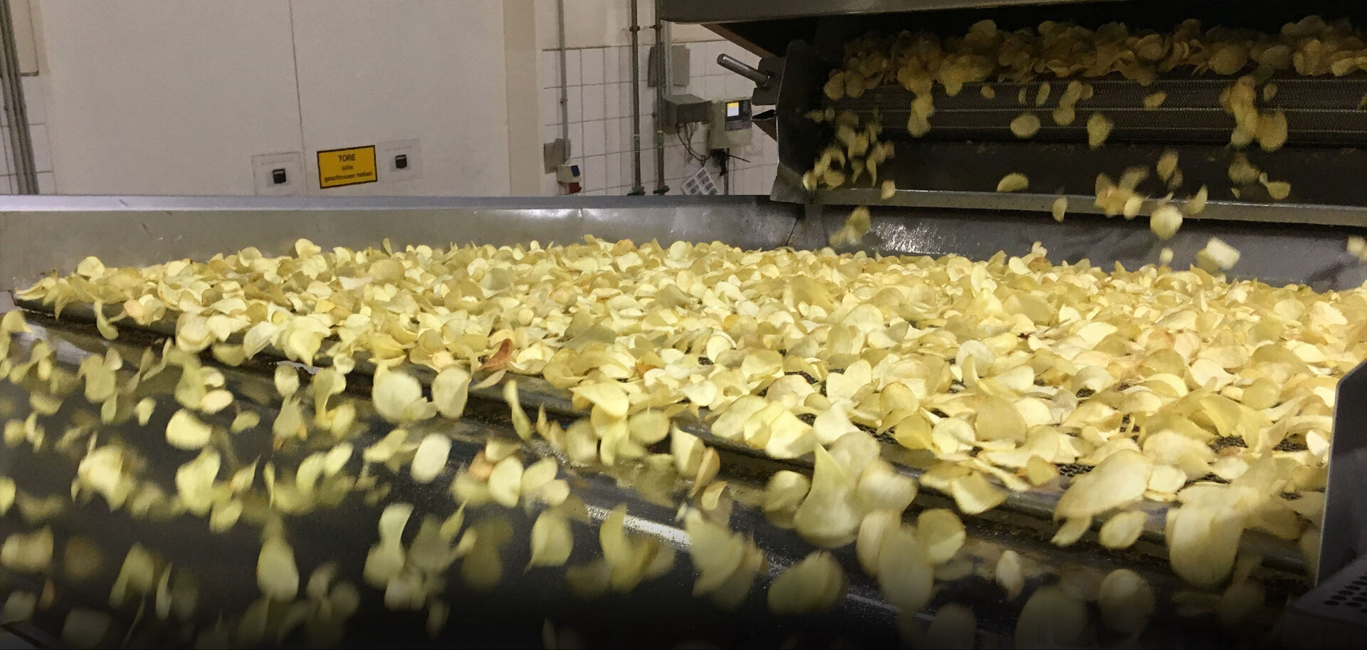 Kartoffelchips auf Fließband | © Land schafft Leben