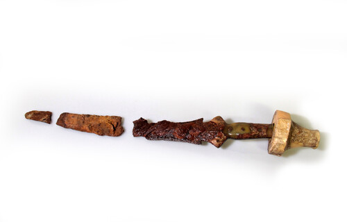 Prähistorisches Schwert in drei Einzelteilen | © Land schafft Leben 