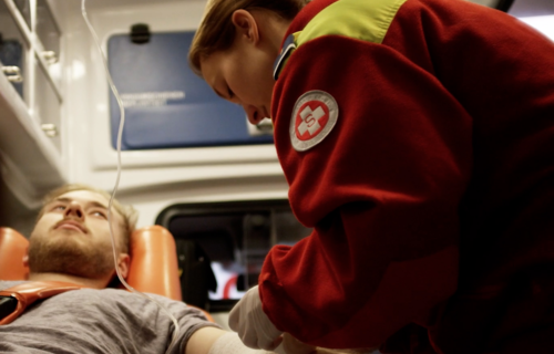 Sanitäterin legt Zugang für Patient in Krankenwagen | © Salinen Austria AG