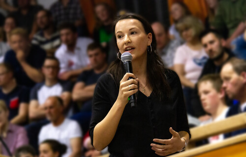Anni Neudorfer | © Land schafft Leben Anni Neudorfer während einem Vortrag | © Land schafft Leben