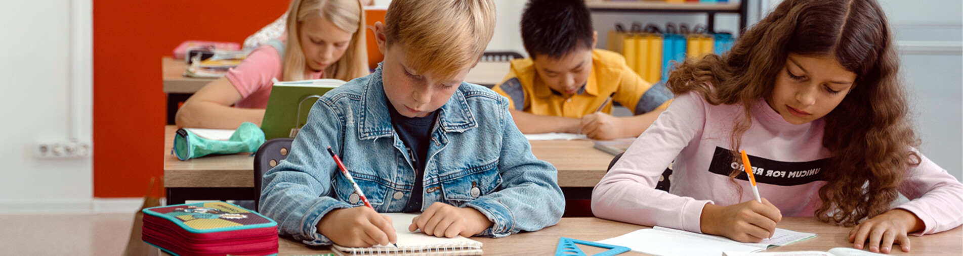 Kinder sitzen im Klassenzimmer und schreiben | © Land schafft Leben