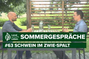Hannes Royer und Thomas Reisecker am Terrassentisch im Garten | © Land schafft Leben