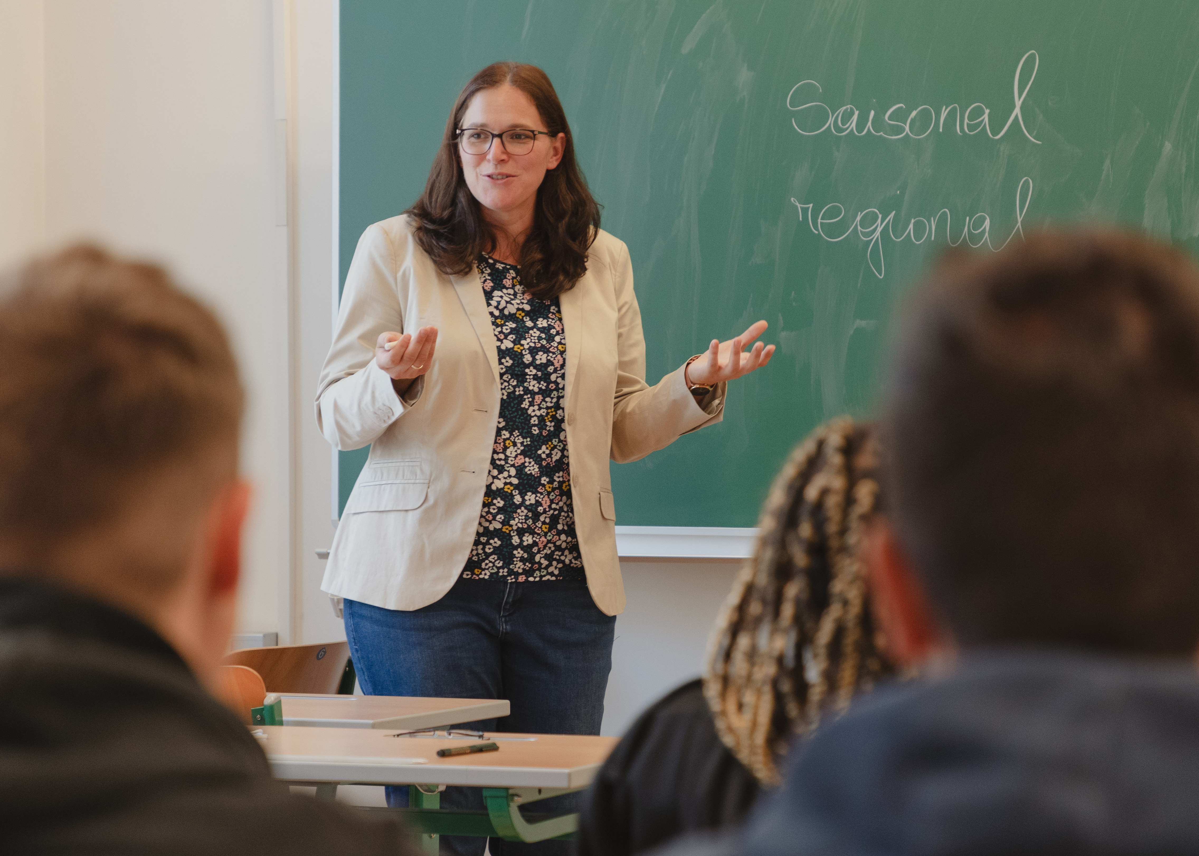 Lehrerin steht vor Tafel in Schule | © Land schafft Leben