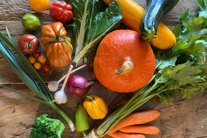 Verschiedene Gemüsesorten auf einem Tisch | © Land schafft Leben