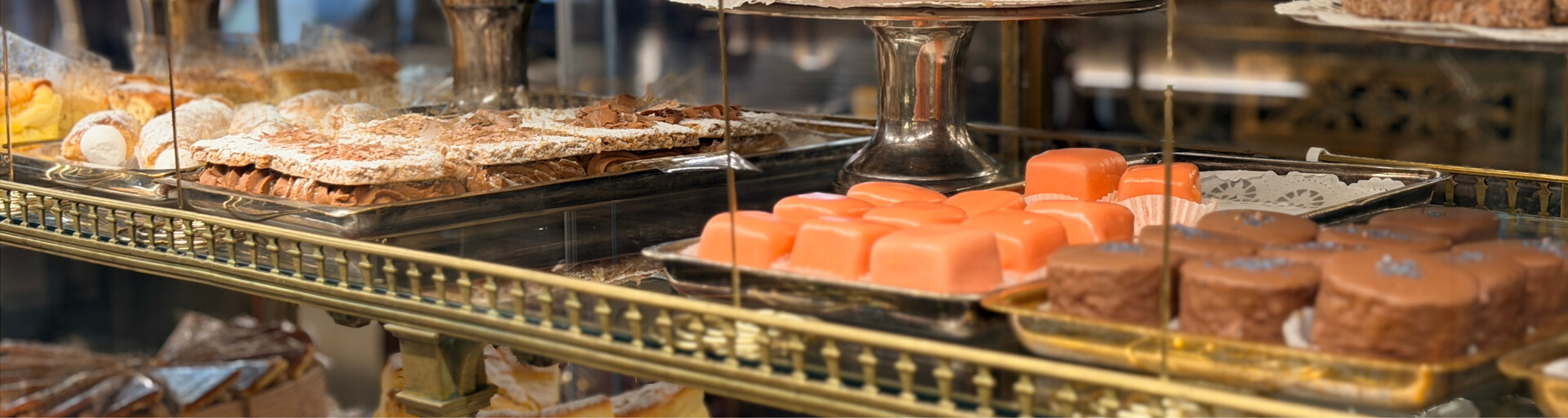 Zuckerproduktion: Kuchenauswahl in einem traditionellen Kaffehaus. | © Land schafft Leben.
