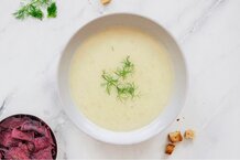 Krensuppe neben einer Schüssel Rote-Rübe-Chips zum Nachkochen - die perfekte Gemüsesuppe für Frühling und Winter. | © Land schafft Leben