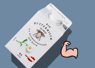 Muskelaufbau: Buttermilch als Eiweißquelle mit einem Muskel-Emoji auf einem blauen Hintergrund. | © Land schafft Leben