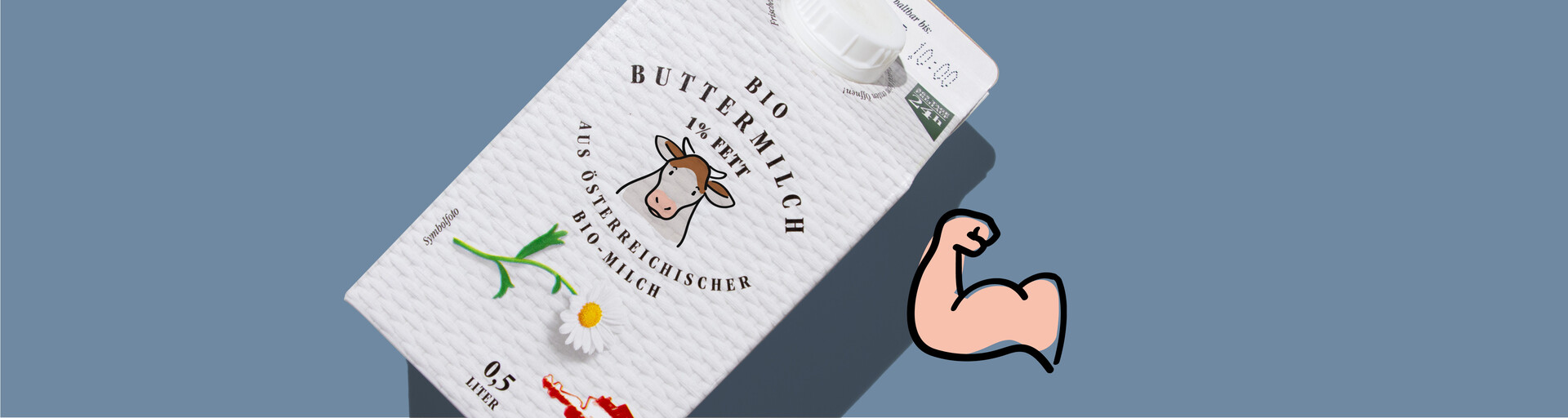 Muskelaufbau: Buttermilch als Eiweißquelle mit einem Muskel-Emoji auf einem blauen Hintergrund. | © Land schafft Leben