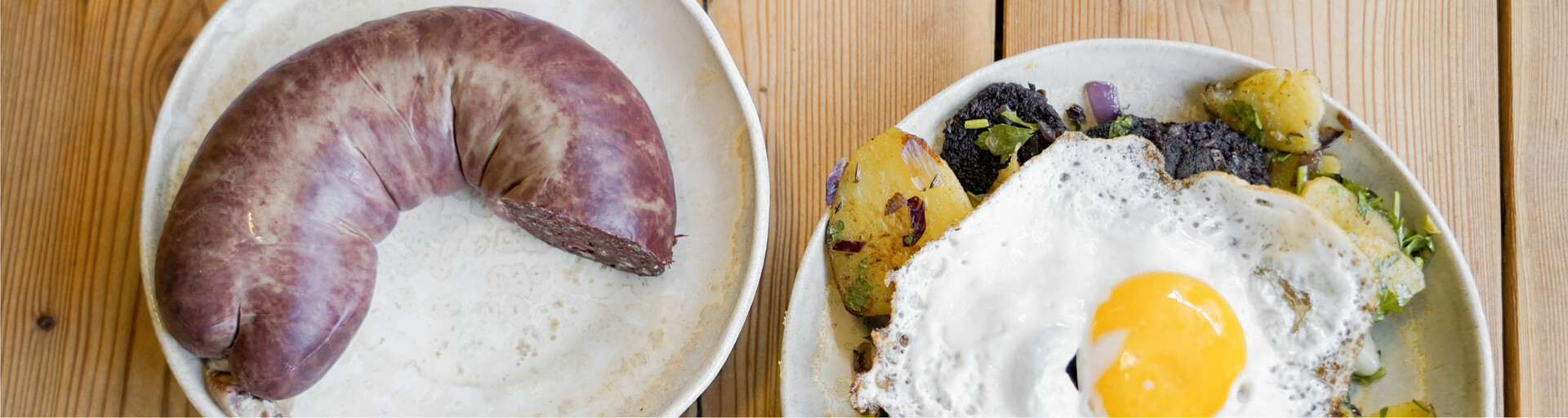 Veredelt auch Teile von Schwein die weniger beliebt sind: Blutwurst in Scheiben schneiden und einfach zum Kartoffelgröstl dazu geben | © Land schafft Leben