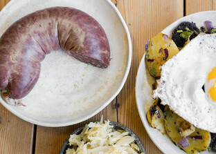 Rezept für Blutwurst Gröstl mit Kartoffel und Spiegelei - tradtionelles Gericht mit Respekt fürs Tier | © Land schafft Leben