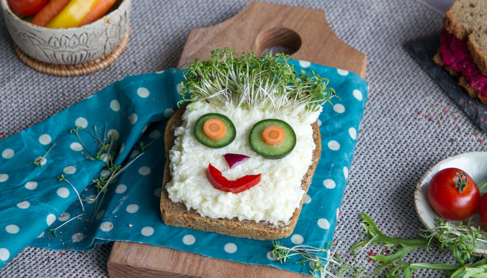 Gesunde Jause kann so gut aussehen! Ein leckeres Brot mit lustigem Gesicht. | © Land schafft Leben, 2020