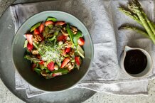 grüner Spargel, Erdbeeren, Nüsse, Rezept | © Sebastian Fröhlich, 2020