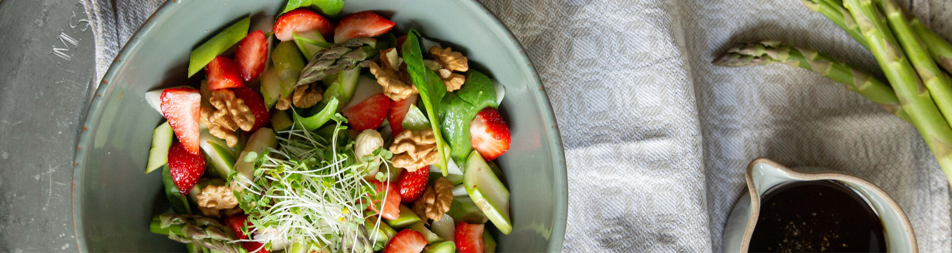 grüner Spargel, Erdbeeren, Nüsse, Rezept | © Sebastian Fröhlich, 2020