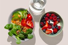 Salat, Obst mit Joghurt, Wasser | © Land schafft Leben