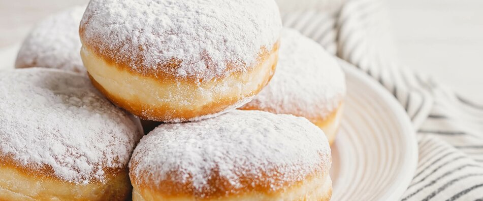 Fünf Faschingskrapfen auf einem Teller | © Pixabay