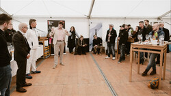 Teilnehmer diskutieren über die Wurstproduktion | © © Anna Stoecher