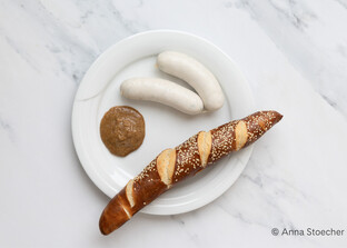 Weißwurst auf Teller mit Senf und Laugenstangerl | © Anna Stoecher