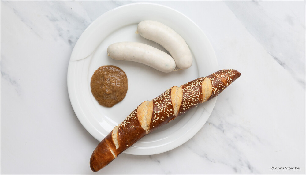 Weißwurst auf Teller mit Senf und Laugenstangerl | © © Anna Stoecher