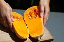 Butternuss-Kürbis | © Land schafft Leben aufgeschnittener Butternuss-Kürbis | © Land schafft Leben