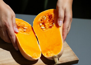 aufgeschnittener Butternuss-Kürbis | © Land schafft Leben