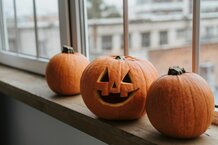 geschnitzte Halloween-Kuerbisse am Fenster | © Pexels