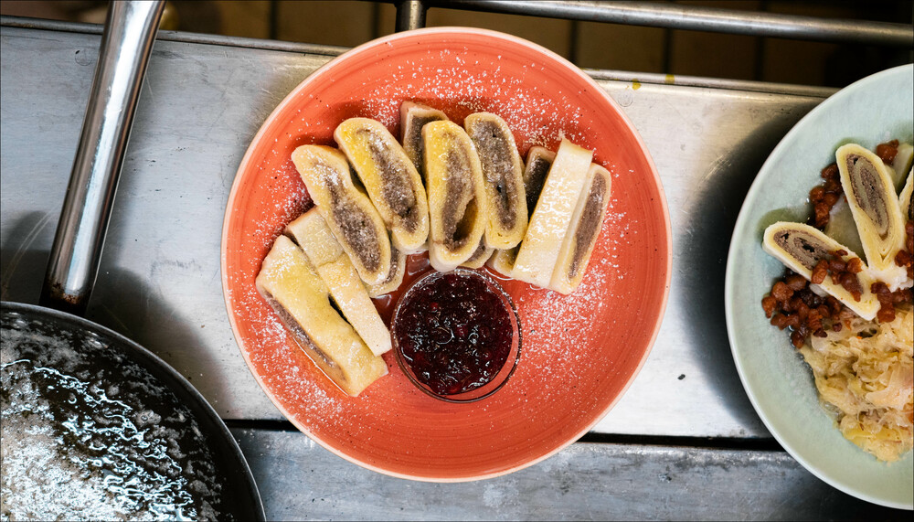 Süße Buchweizennudeln mit Preiselbeermarmelade neben Pfanne mit Nussbutter und Gericht mit Sauerkraut | © Land schafft Leben