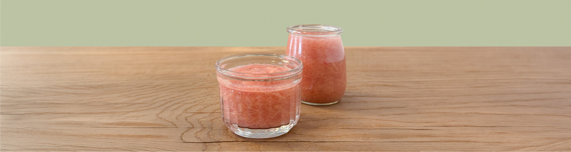 Rhabarberkompott Rezept mit österreichischem Zucker und süßsauren Rhabarberstangen | © Land schafft Leben