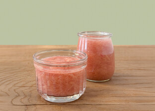 Rhabarberkompott Rezept mit österreichischem Zucker und süßsauren Rhabarberstangen | © Land schafft Leben