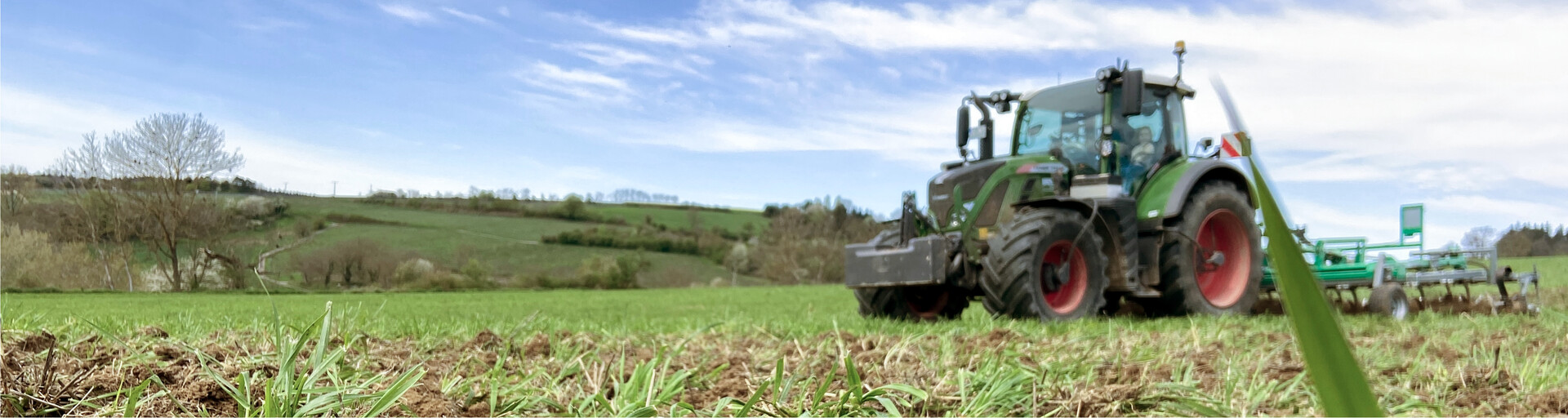 Traktor am Acker | © Timo Küntzle/Land schafft Leben