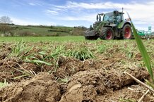 Traktor am Acker | © Timo Küntzle/Land schafft Leben