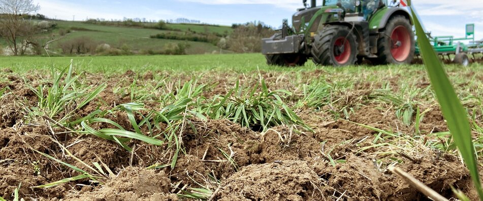 Traktor am Acker | © Timo Küntzle/Land schafft Leben