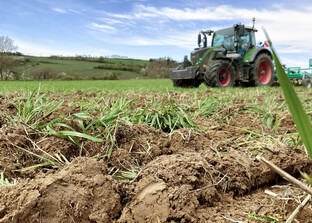 Traktor am Acker | © Timo Küntzle/Land schafft Leben