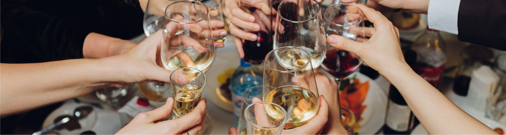 Anstoßen mit verschiedenen Getränken | © Freepik
