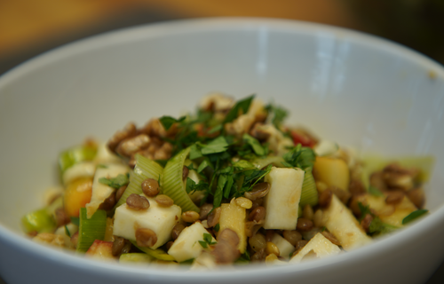 Linsensalat in weißer Schüssel | © Land schafft Leben