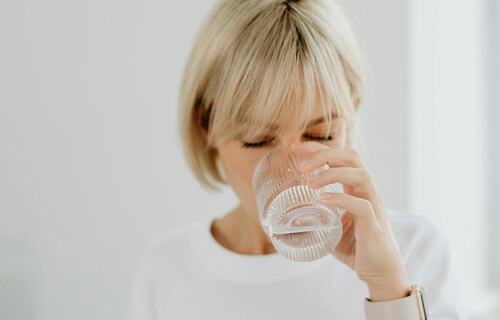 Essen und Psyche, Land schafft Leben | © Pexels, Karolina Grabwoska Frau trinkt Wasser | © Pexels, Karolina Grabwoska