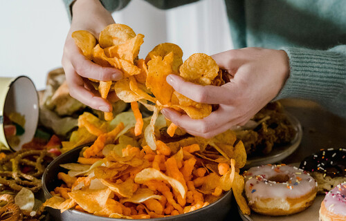Essen und Psyche, Land schafft Leben | © Pexels, Tim Samuel Chips, Donuts | © Pexels, Tim Samuel