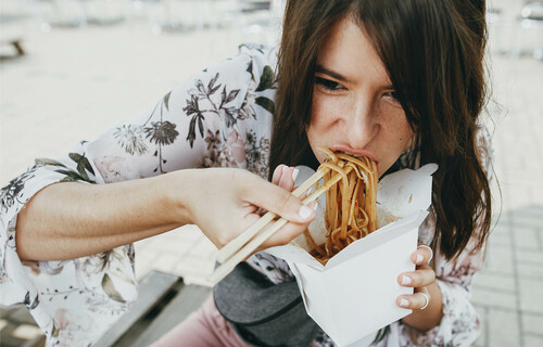Essen und Psyche | Land schafft Leben | © iStock Frau isst Nudeln aus Box | © iStock