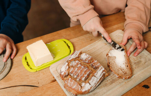 Essen und Psyche | © Land schafft Leben Kinderhände schmieren Butterbrot | © Land schafft Leben