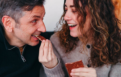 Essen und Psyche | © Land schafft Leben Mann und Frau teilen sich Schokolade | © Land schafft Leben