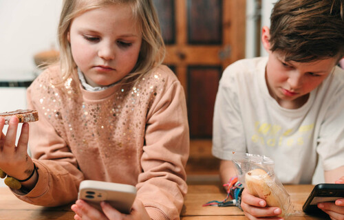 Essen und Psyche | © Land schafft Leben Kinder schauen auf Handy und essen dabei | © Land schafft Leben