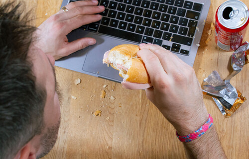 Essen und Psyche | © Land schafft Leben Mann isst gestresst vor Laptop | © Land schafft Leben