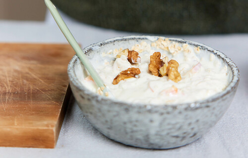 Essen und Psyche | © Land schafft Leben Schüssel Joghurt mit Nüssen | © Land schafft Leben