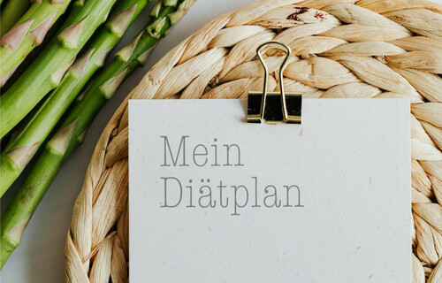 Essen und Psyche | © Land schafft Leben Notiz mit dem Wort Diätplan | © Land schafft Leben