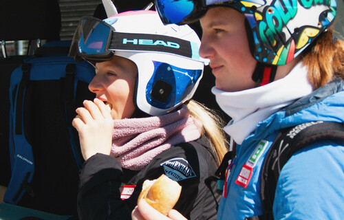 Essen und Sport | © Land schafft Leben Skifahrer essen Semmel | © Land schafft Leben