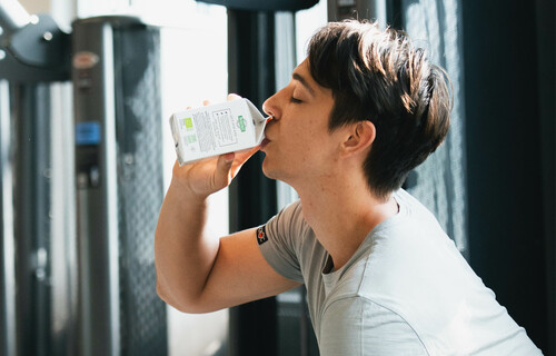 Essen und Sport | © Land schafft Leben Junge trinkt Buttermilch im Fitnessstudio | © Land schafft Leben