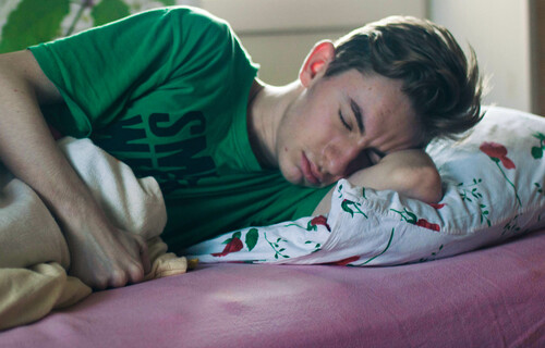 Essen und Sport | © Pexels schlafender Junge im Bett | © Pexels