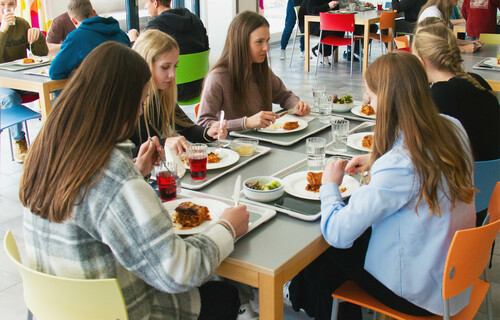 Essen und Sport | © Land schafft Leben Mädchen sitzen essend an einem Tisch in der Schulkantine | © Land schafft Leben